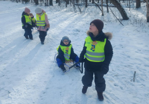 dzieci ciągnące sanki