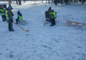 chłopcy grający w hokeja