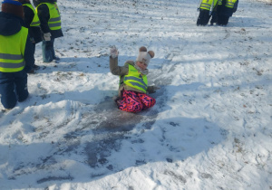dziewczynka w trakcie ślizgania się po lodzie