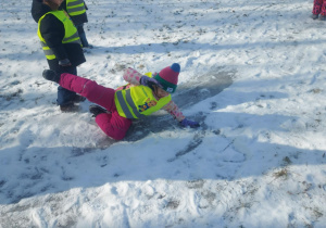 dziewczynka podczas ślizgania się