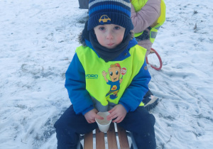 mały chłopiec pijący ciepłą herbatę