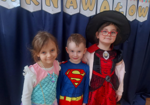 Przebrane dzieci na bal karnawałowy