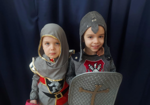 Przebrane dzieci na bal karnawałowy