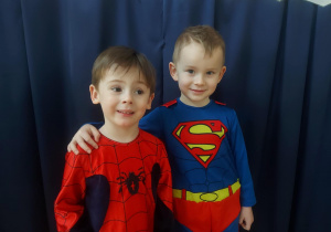 Przebrane dzieci na bal karnawałowy