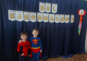 Przebrane dzieci na bal karnawałowy