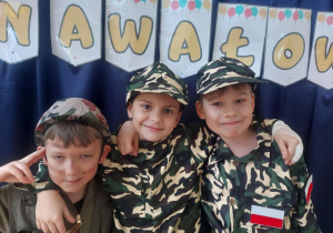 Przebrane dzieci na bal karnawałowy