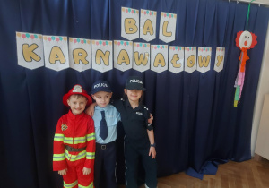 Przebrane dzieci na bal karnawałowy