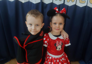 Przebrane dzieci na bal karnawałowy