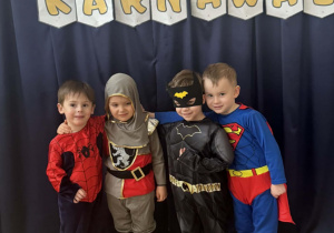 Przebrane dzieci na bal karnawałowy