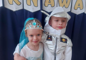 Przebrane dzieci na bal karnawałowy