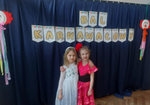 Przebrane dzieci na bal karnawałowy