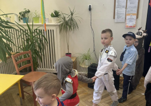 dzieci podczas korowodu