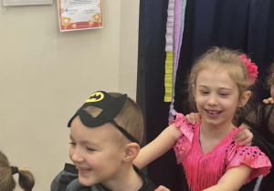 dzieci podczas korowodu