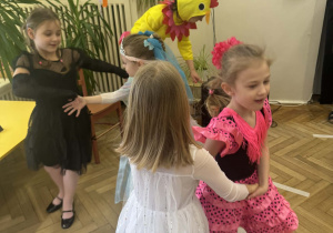 tańczące dziewczynki