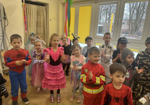 dzieci podczas wspólnego tańca