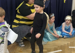 chłopiec w stroju ślimaka wykonujący zadanie konkursowe