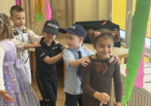 dzieci podczas korowodu