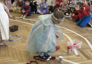 dziewczynka podczas zadania konkursowego