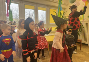 grupa dzieci wykonująca wspólny taniec