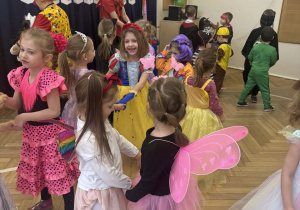 tańczące dzieci
