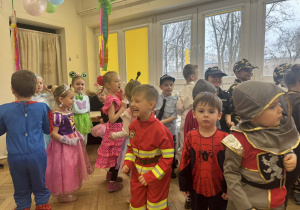 dzieci podczas tańca