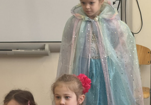 przebrana dziewczynka w oczekiwaniu na konkurs