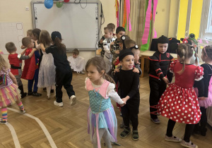 dzieci podczas korowodu