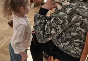 Dzieci głaszczące psa i kota