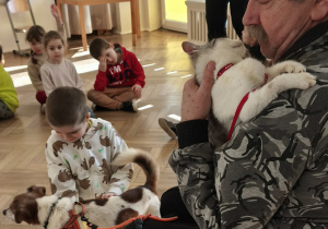 Dzieci głaszczące psa i kota