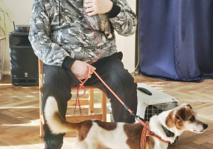 Pracownik Fundacji z psem i kotem