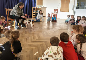 Dzieci siedzą w kole i słuchają opowieści o zwierzetach