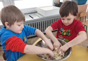 Dzieci ugniatają masę solną