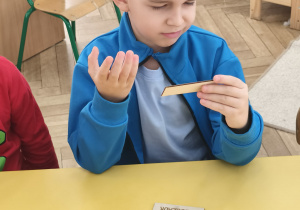 Chłopiec odczytuje nazwy