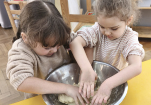 Dzieci ugniatają masę solną