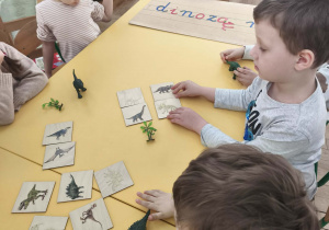 Praca z pomocą i nazwami dinozaurów