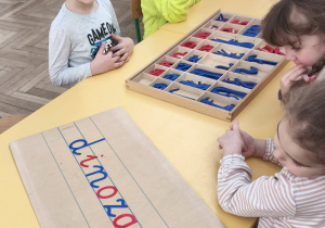 Ułożone słowo - dinozaur