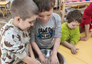 Dzieci ugniatają masę solną