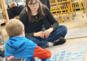 Praca swobodna z materiałem przy udziale wolontariuszek