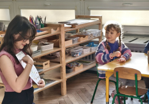 Wolontariuszka wyjaśnia polecenie w zadaniu