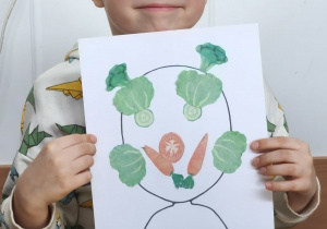 Chłopiec i jego praca - warzywny portret