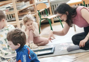 Praca swobodna z materiałem przy udziale wolontariuszek