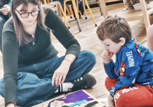 Praca swobodna z materiałem przy udziale wolontariuszek