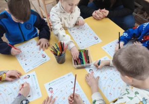 Wolontariuszki nadzorują prace dzieci rozmawiając z nimi