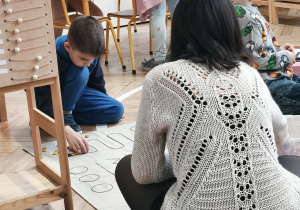 Praca swobodna z materiałem przy udziale wolontariuszek