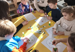 Wolontariuszki nadzorują prace dzieci rozmawiając z nimi