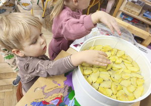 Dzieci składają susarke z owocami