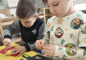 Dzieci obierają i kroją owoce