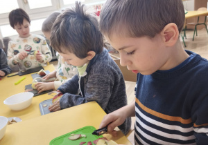 Dzieci obierają i kroją owoce