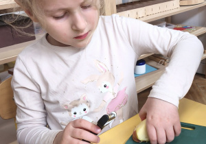 Dzieci obierają i kroją owoce