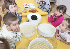 Dzieci rozmawiają o zastosowaniu suszarki